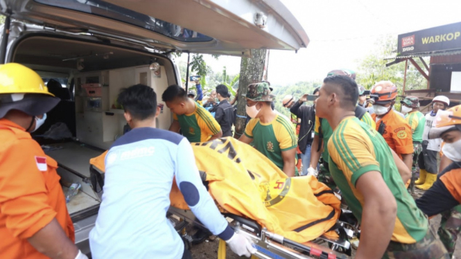 VIVA Militer: Prajurit Yonzipur 9 Kostrad evakuasi jenazah korban gempa Cianjur