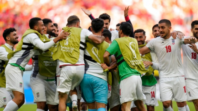 Para pemain Timnas Iran merayakan gol.