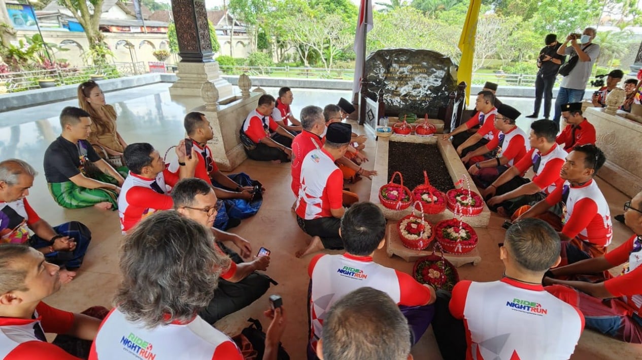 Foto Nyekar Makam Bung Karno Pramono Anung Doakan Agar Tahun Politik Adem