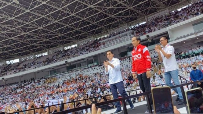 Presiden Joko Widodo menghadiri acara silaturahmi dengan relawan Jokowi yang bertajuk Nusantara Bersatu di Stadion Gelora Bung Karno (GBK), Senayan, Jakarta Pusat, Sabtu, 26 November 2022.