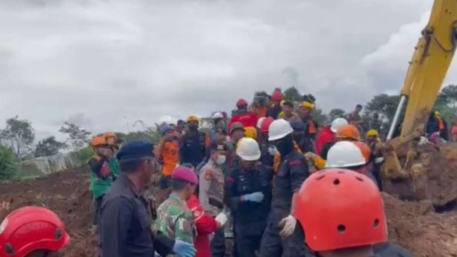 Tim SAR gabungan mengevakuasi jenazah korban gempa Cianjur yang tertimbun longsor di RT 03 RW 01 Kampung Cugenang, Desa Cijedil, Kabupaten Cianjur, Jawa Barat, Sabtu, 26 November 2022.