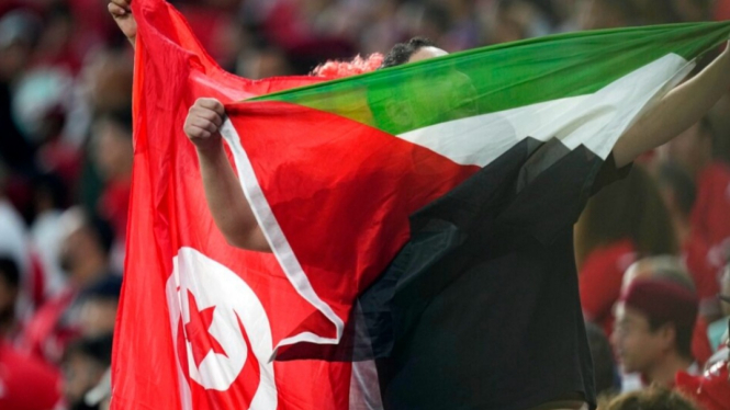 Suporter Tunisia di Piala Dunia 2022, kibarkan bendera Palestina.