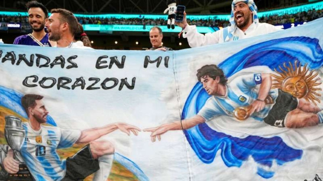 Suporter Argentina bentangkan spanduk Lionel Messi dan Diego Maradona