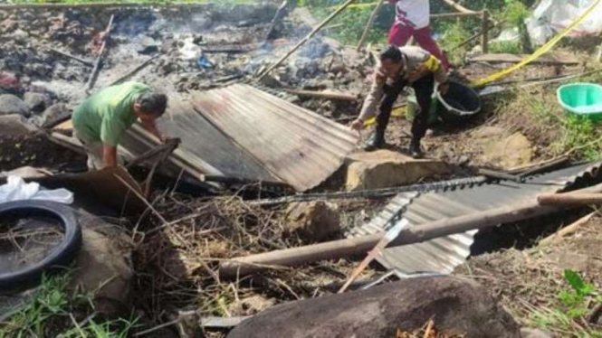 Pria di Sitaro, Sulawesi Selatan bakar rumahnya sendiri usai menang taruhan bola
