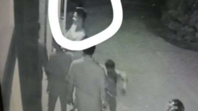 Tangkapan Layar video viral anggota polisi serang pondok pesantren di Gowa.