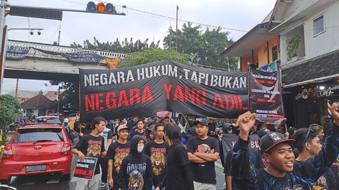 Demonstrasi Aremania di Minggu Hitam membuat jalanan di Kota Malang macet