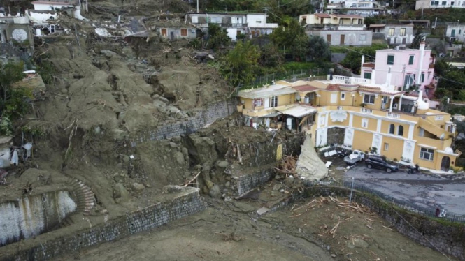 Hujan lebat menyebabkan tanah longsor di pulau Ischia, Italia.