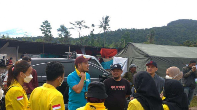 Tim UI Peduli dan BEM UI Sampaikan Sumbangan Logistik ke korban gempa Cianjur