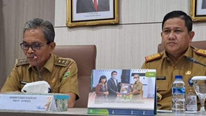 Sekretaris Daerah Sumatera Selatan, SA Supriono (kiri)