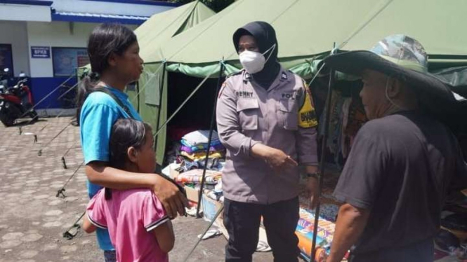 Aiptu Reni Triyani tetap menjalankan tugas meski rumahnya hancur karena gempa.