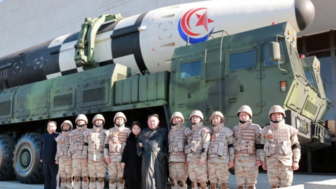 VIVA Militer: Kim Jong-un ajak putrinya foto bersama rudal nuklir Hwasong-17