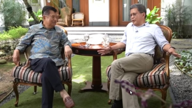 Eks Wapres jusuf Kalla berbincang dengan Rocky Gerung.