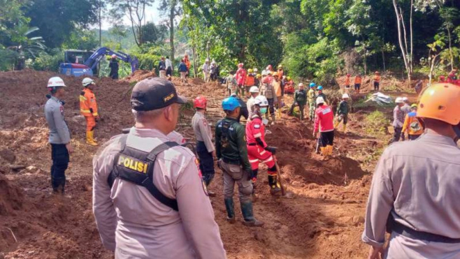 Tim Satwa Polri cari korban gempa Cianjur yang bergelantungan di pohon.