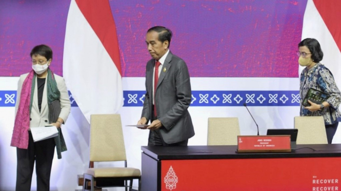 Retno Marsudi (Left), President Jokowi (Center), Sri Mulyani (Right)