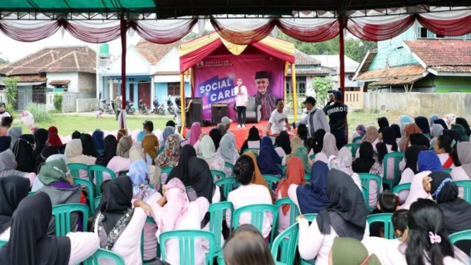 Relawan Srikandi Ganjar Banten membagikan sembako untuk warga