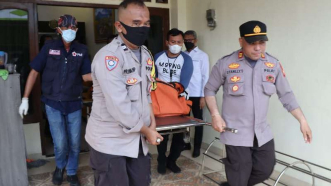 Polisi evakuasi jasad seorang wanita yang nekat bakar diri di Tangerang.
