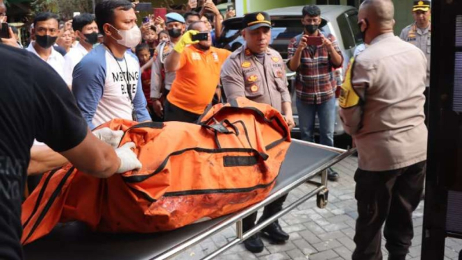 Polisi evakuasi jasad seorang wanita yang nekat bakar diri di Tangerang.