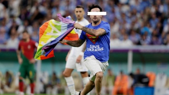 Pria dengan bendera pelangi menyusup lapangan di pertandingan Portugal-Uruguay