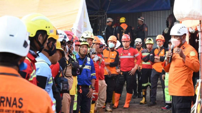 Basarnas mencari korban gempa Cianjur.