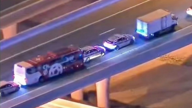 Bus timnas Swiss menabrak mobil polisi saat hendak ke stadion