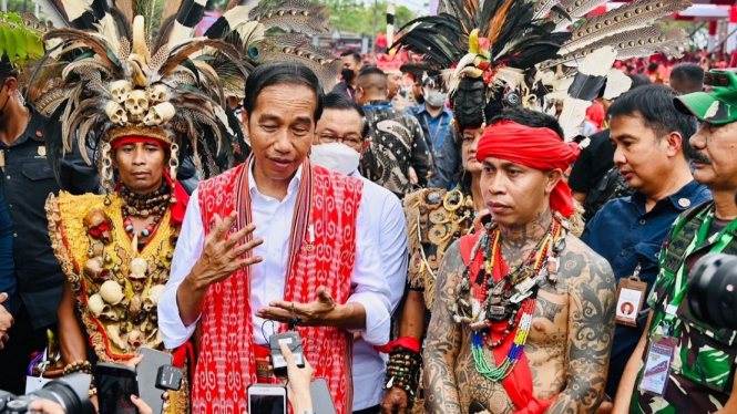 Presiden Jokowi memberikan keterangan pers usai bertemu masyarakat Suku Dayak