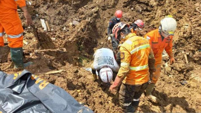 Petugas SAR Gabungan mengevakuasi jasad perempuan dari dalam tanah setebal 7 meter di Desa Cijedil, Kecamatan Cugenang, Kabupaten Cianjur, Jawa Barat, Selasa, 29 November 2022.