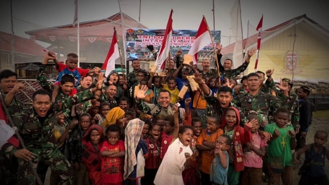 VIVA Militer: Pasukan Yonif PR 305 Tengkorak dan masyarakat di Kompleks Ceria