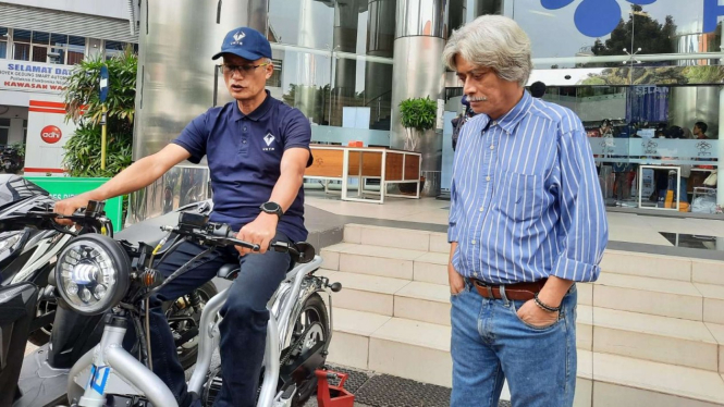 Dirut PT VKTR Gilarsi W Setijono bersama pihak PENS memamerkan sepeda motor yang diretrofit menjadi motor listrik.