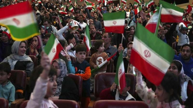 Warga Iran nobar laga Iran Vs AS di Pusat Kebudayaan Tehran, Iran.