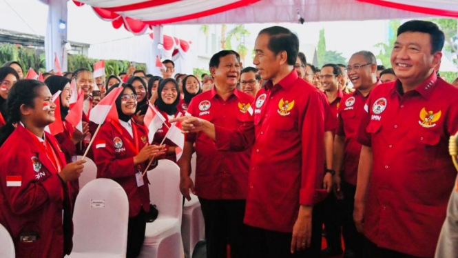 Presiden Jokowi bersama Menhan Prabowo dan Kepala BIN Budi Gunawan di Surabaya.