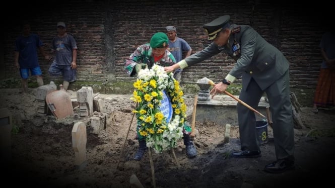 VIVA Militer: Prosesi pemakaman almarhum Peltu Nurkholiq
