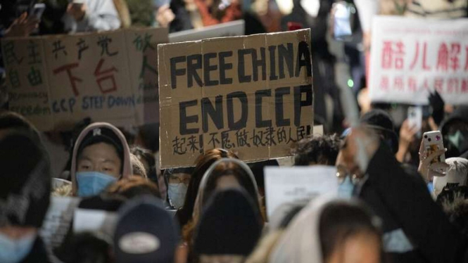 Demonstran protes anti pembatasan Covid-19 di Konsulat China di New York.