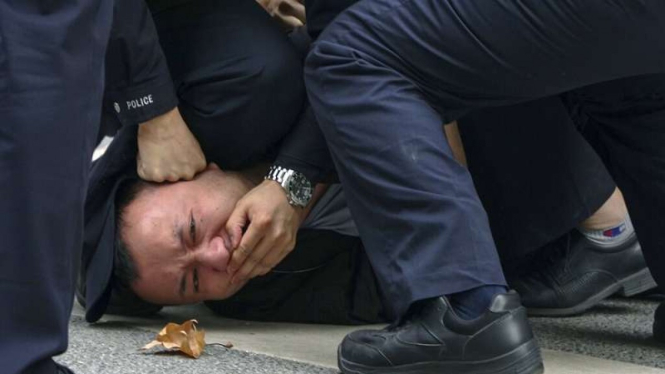 Polisi menembaki dan menangkap pengunjuk rasa selama protes di Shanghai China