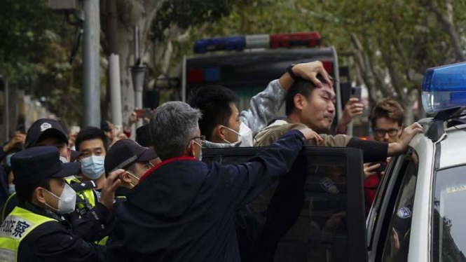 Polisi menembaki dan menangkap pengunjuk rasa selama protes di Shanghai China