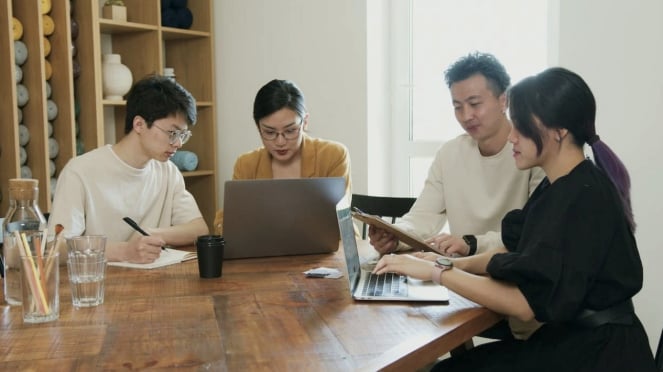 Foto: pessoas trabalhando no escritório