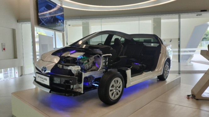 Display mobil Toyota Prius Hybrid di Fasilitas XEV Karawang