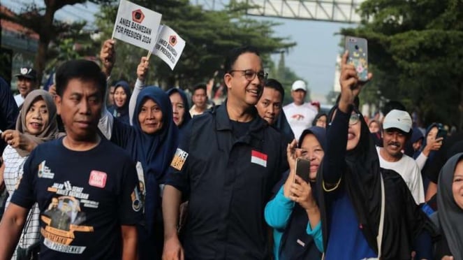 Anies Baswedan saat menyapa para pendukungnya di Ciamis, Jawa Barat