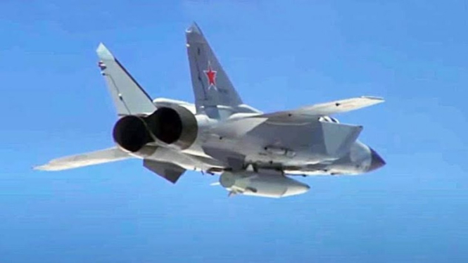 VIVA Militer: Pesawat pembom MiG-31 militer Rusia membawa rudal Kh-47M2 Kinzhal
