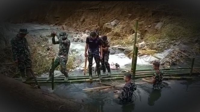 VIVA Militer: Prajurit Batalyon Zeni Tempur 3/Yudha Wyoghra cari korban.