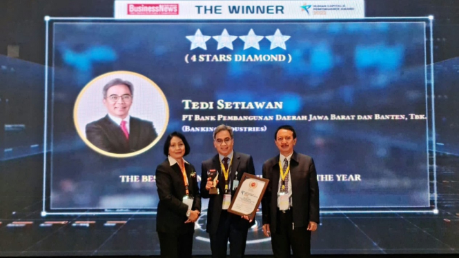 Direktur Operasional bank bjb Tedi Setiawan raih The Best Human Capital Director Of The Year 2022.