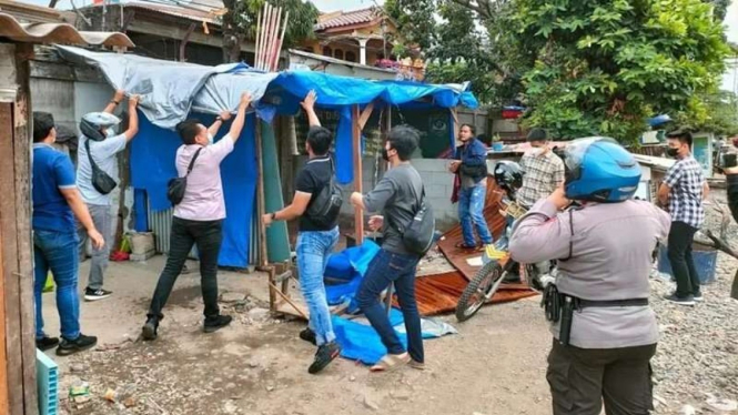 Polisi melakukan penggerebekan di Kampung Bahari, Jakarta Utara