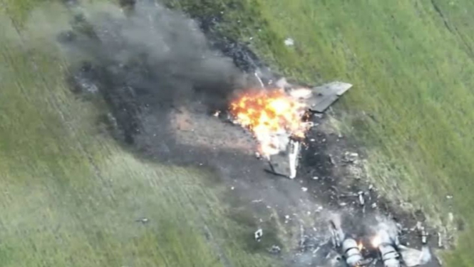 VIVA Militer: Jet tempur Sukhoi Su-25 Ukraina hancur