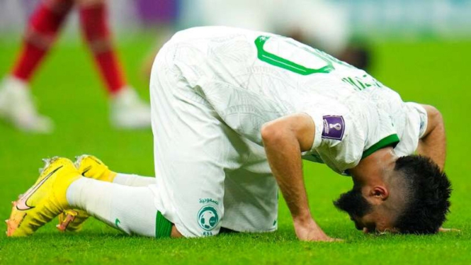 Abdulrahman Al-Aboud (Timnas Arab Saudi) bersujud setelah kalah 1-2 dari Meksiko