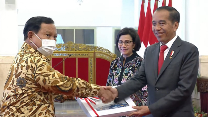 Presiden Jokowi menyerahkan DIPA dan Buku Daftar Alokasi TKDD T.A 2023