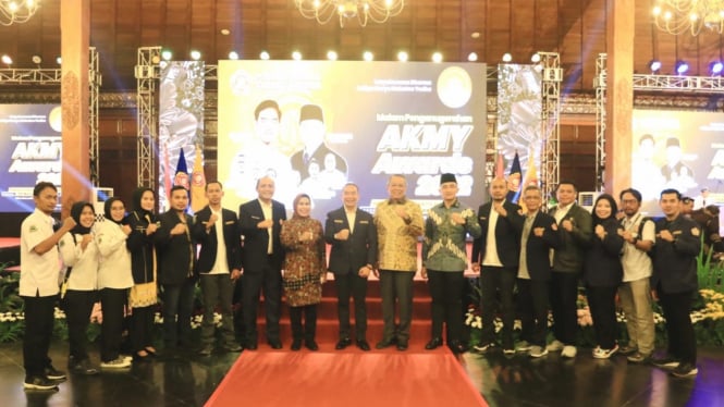 Ketua Karang Taruna Provinsi Banten Andika Hazrumy menerima penghargaan AKMY Award 2022.