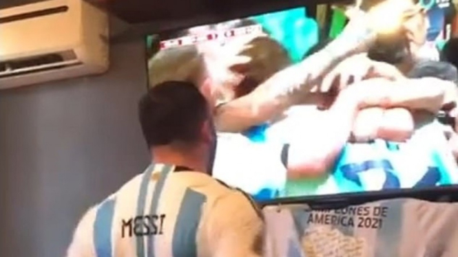 Salah satu penggemar Argentina menghancurkan sebuah TV setelah Lionel Messi mencetak gol pertama dalam kemenangan tim melawan Meksiko di Piala Dunia Qatar.