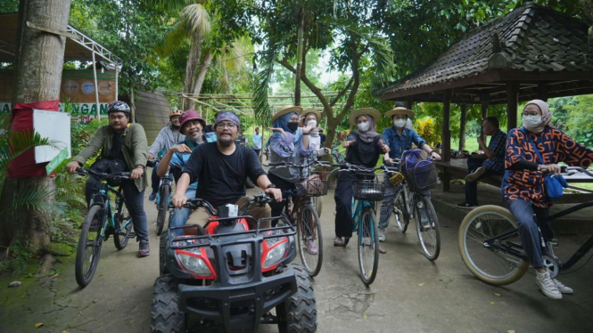 WIsatawan di Desa Wisata Hijau Bilebante menaiki ATV dan sepeda
