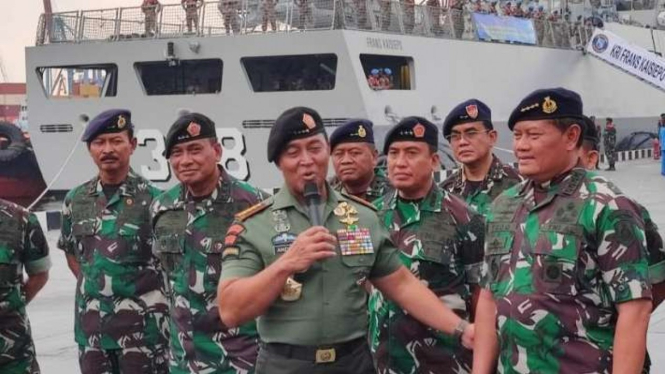 Panglima TNI Jenderal TNI Andika Perkasa didampingi Kepala Staf Angkatan Laut Laksamana TNI Yudo Margono saat memberikan keterangan pers di Dermaga Kolinlamil, Tanjung Priok, Jakarta Utara, Kamis, 1 Desember 2022.