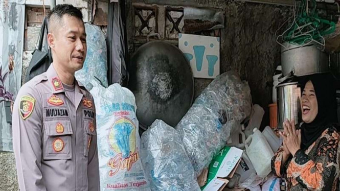 Kapolsek Jagakarsa Kompol Multazam mengunjungi bank sampah yang dikelola warga