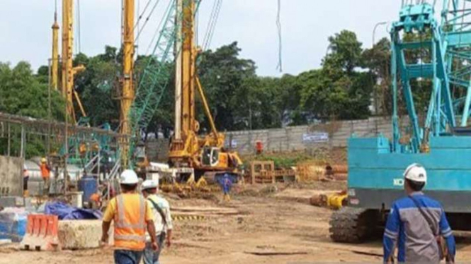 Pekerja melakukan pembangunan proyek perkantoran di Bidaracina, Jakarta, Senin, 31 Oktober 2022.